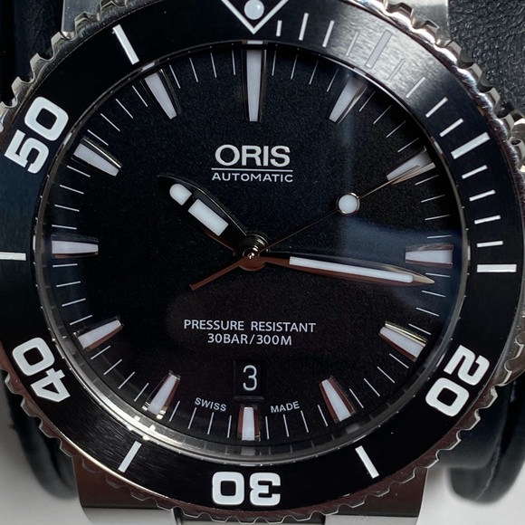 Men’s Oris Aquis Date 43mm Watch - Picture 2 of 16